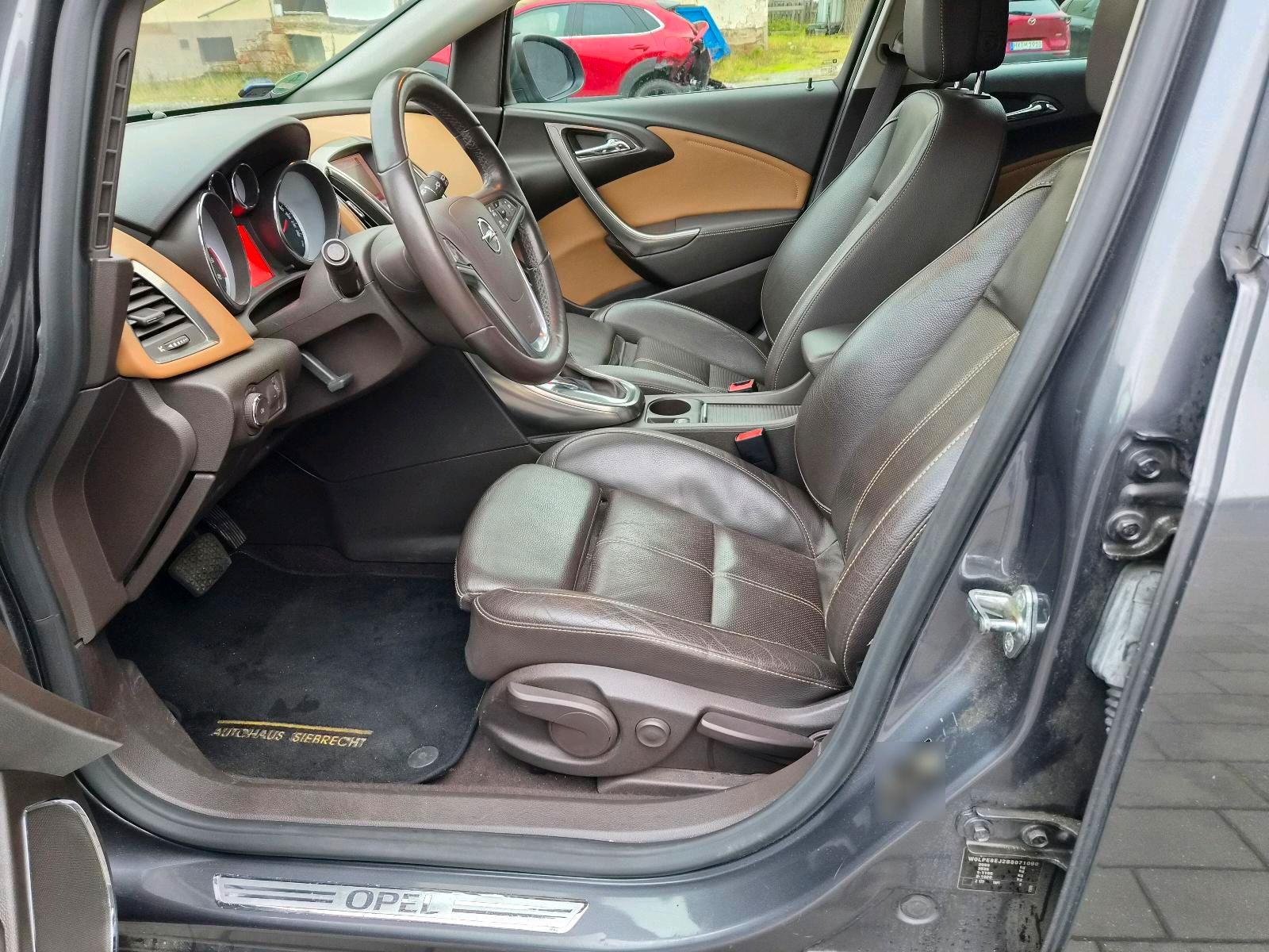Opel Astra 2011 — photo 11