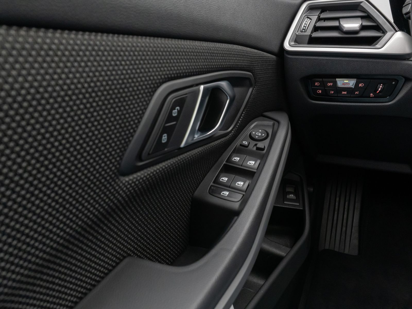 Fahrzeugabbildung BMW 320d Panorama DAB HiFi Stop&Go Alarm AHK PDC
