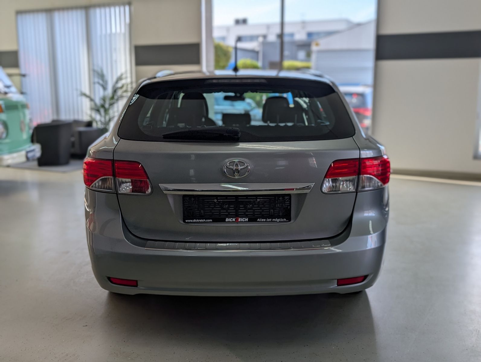 Fahrzeugabbildung Toyota Avensis Life Bi-XENON TEMPOMAT KLIMA KAMERA SHZ