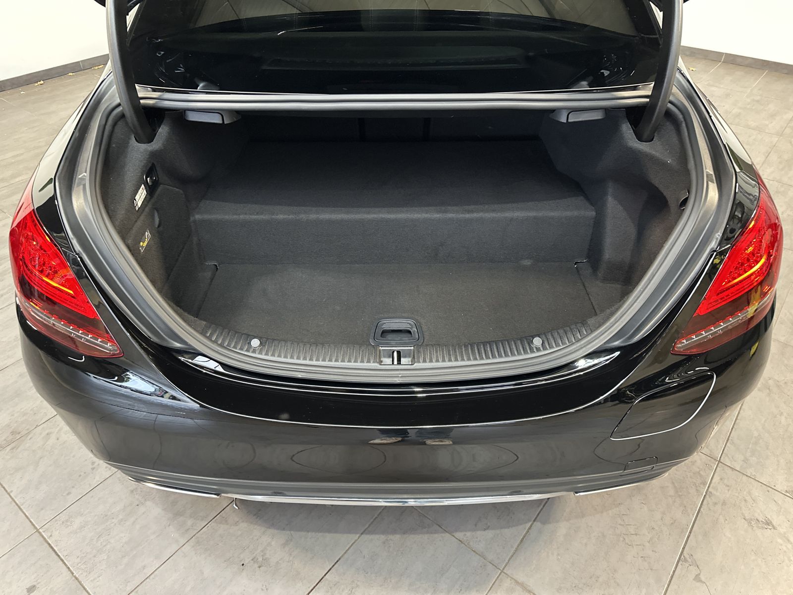 Fahrzeugabbildung Mercedes-Benz C 300e Limousine AMG-Line NAV+LED+PANO+AHK+ACC