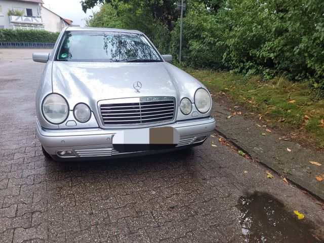 Mercedes-Benz E 320 AVANGTFARDE el.Glasdach LIMOUSINE TÜV NEU