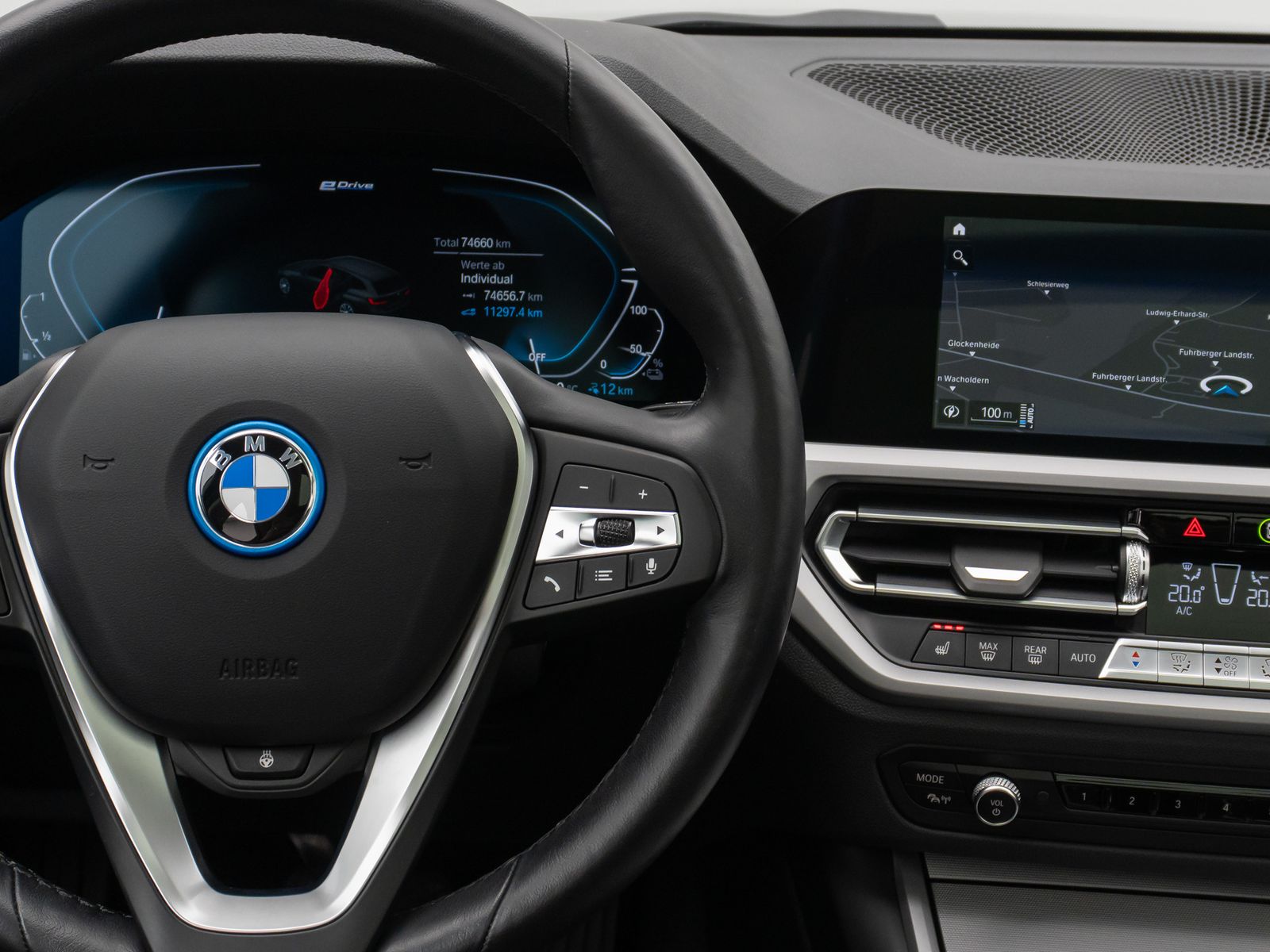 Fahrzeugabbildung BMW 330e Panorama Kamera DAB WLAN Lenkrhzg Alarm LED