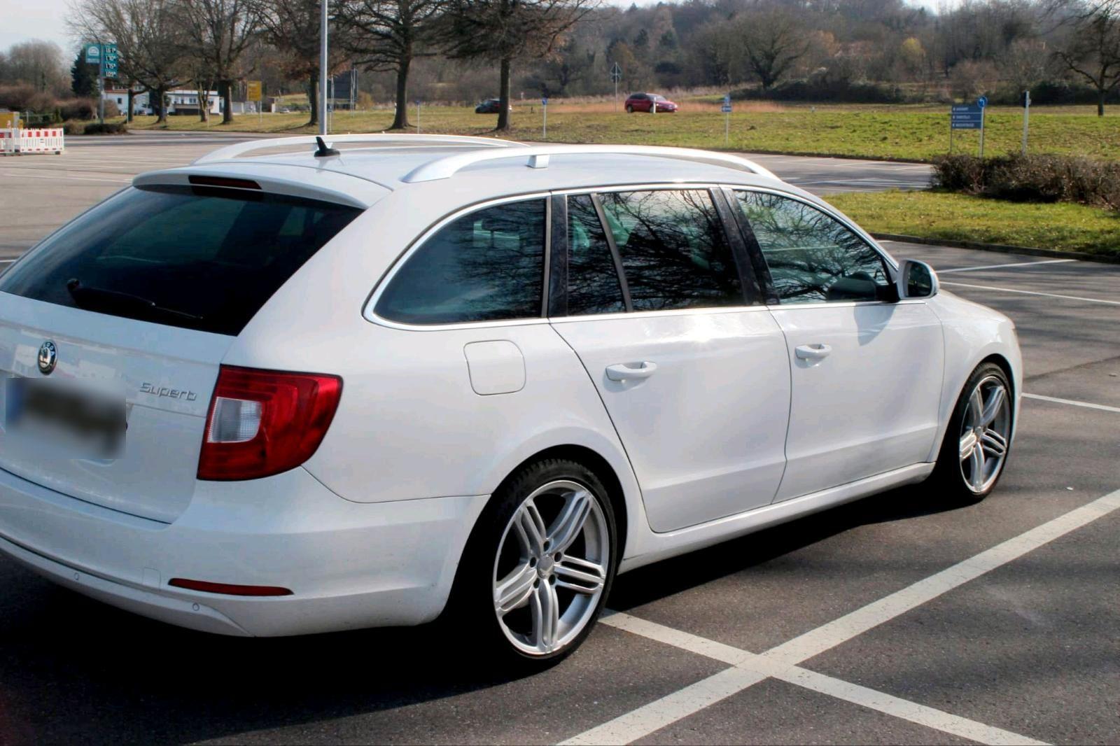 Skoda Superb 2011 — photo 8