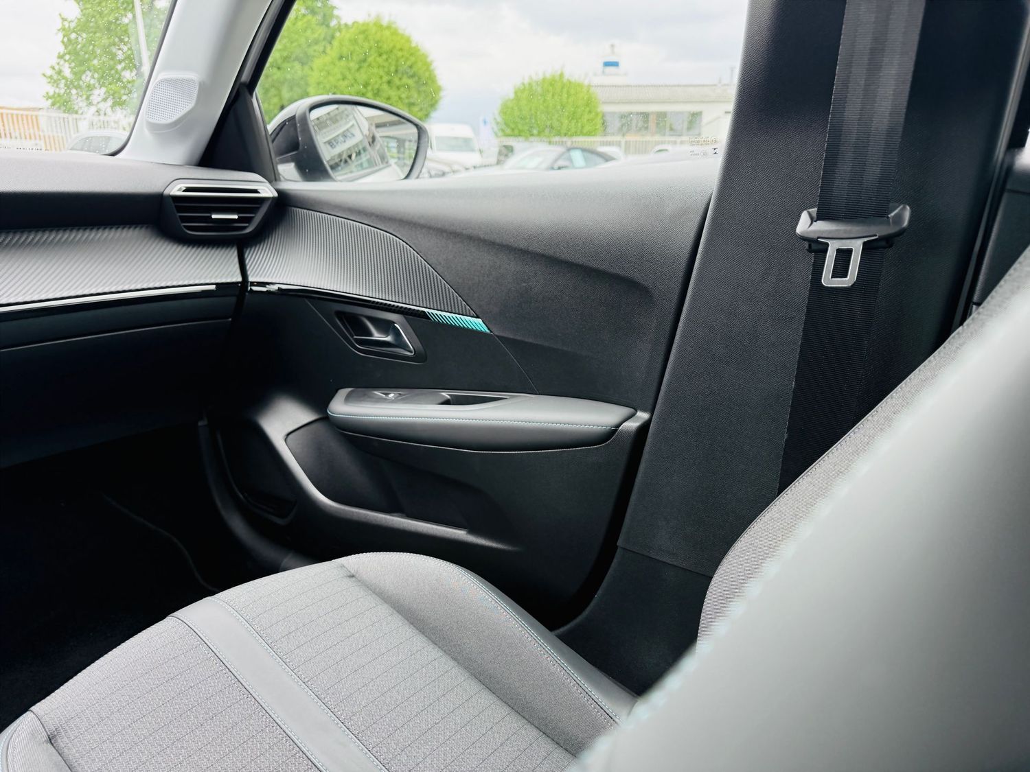 Fahrzeugabbildung Peugeot 208 1,2 PURETECH 100 ALLURE, RFK, LED, MirrorLin