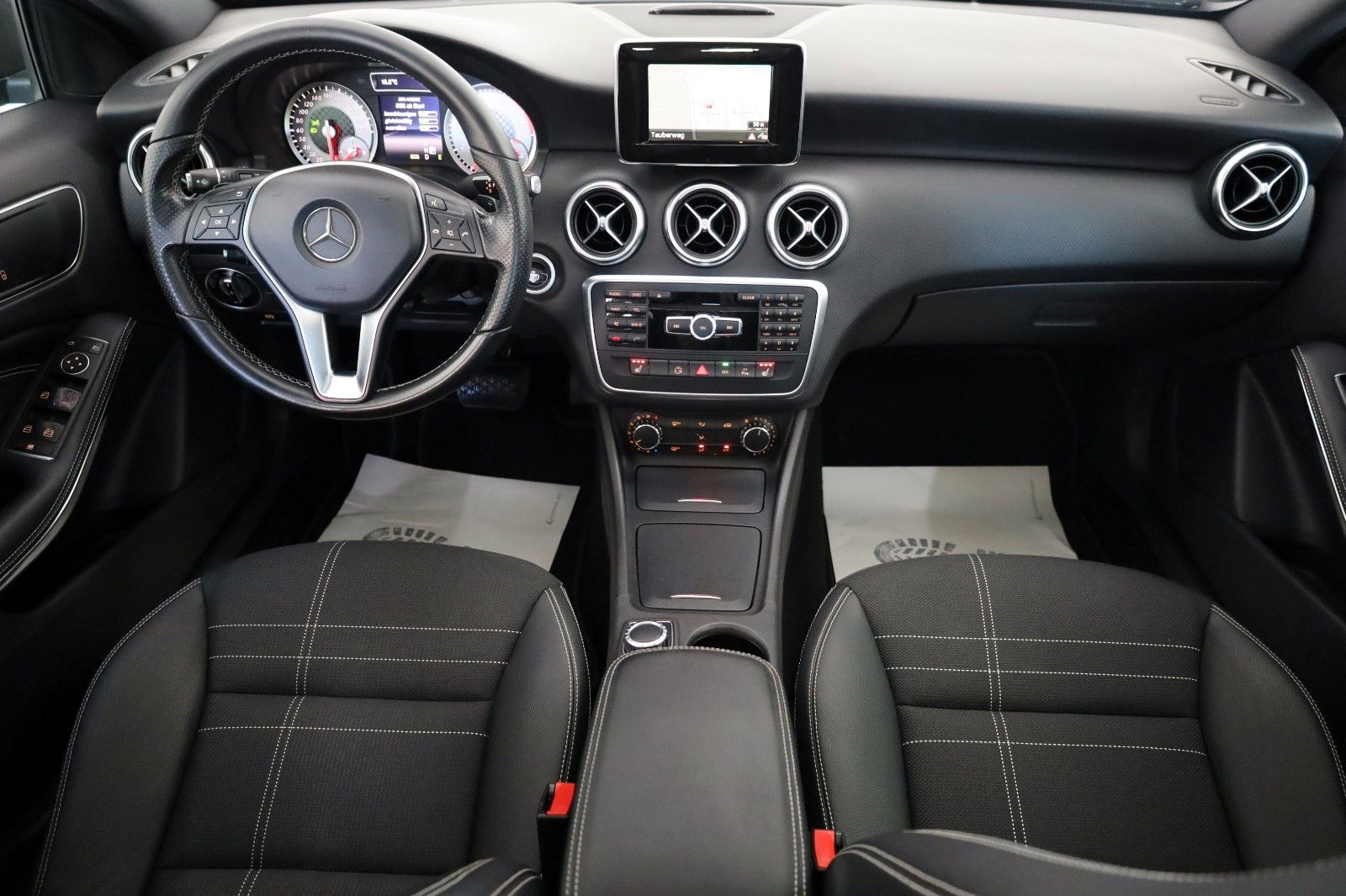 Fahrzeugabbildung Mercedes-Benz A 180 Urban T.Leder,Navi,Xenon,Panorama,SH,PDC