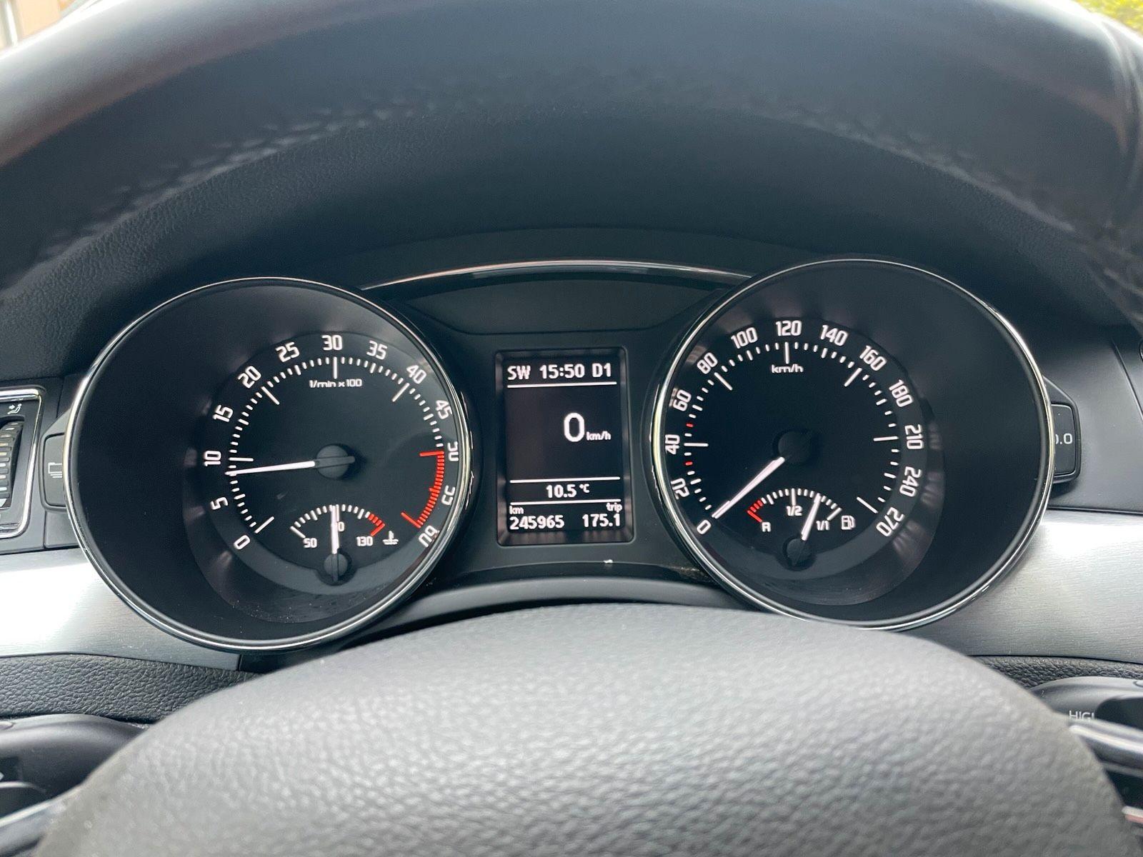 Skoda Superb 2013 — photo 15