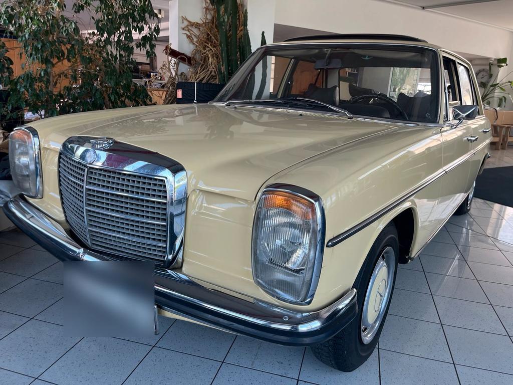 Mercedes-Benz 220