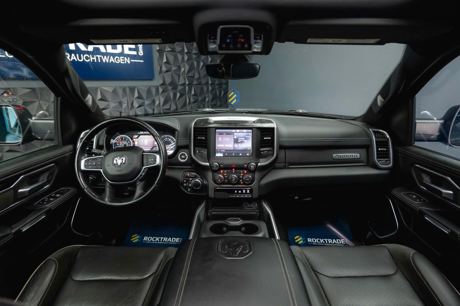 Fahrzeugabbildung Dodge RAM 5.7 V8 HEMI 4x4 Night LARAMIE Pano LED 19%