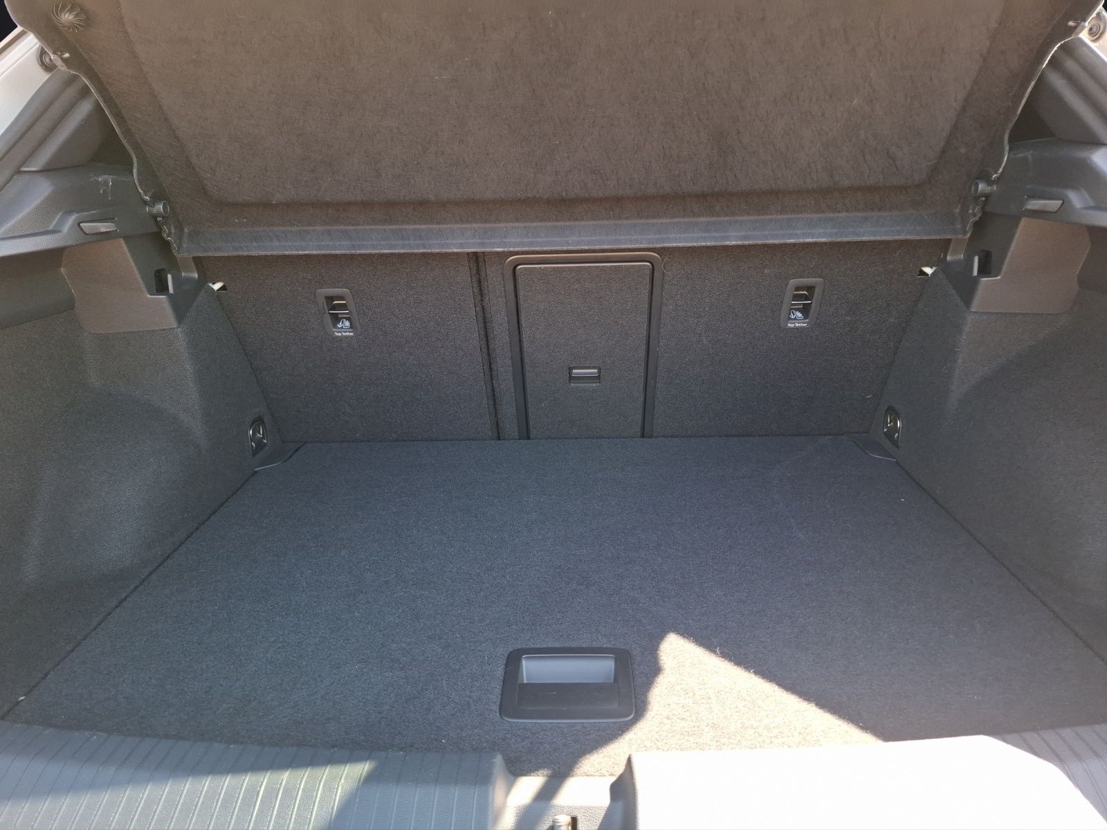 Fahrzeugabbildung Volkswagen T-Roc TSI R-Line Matrix Navi AID Park-Assist SH