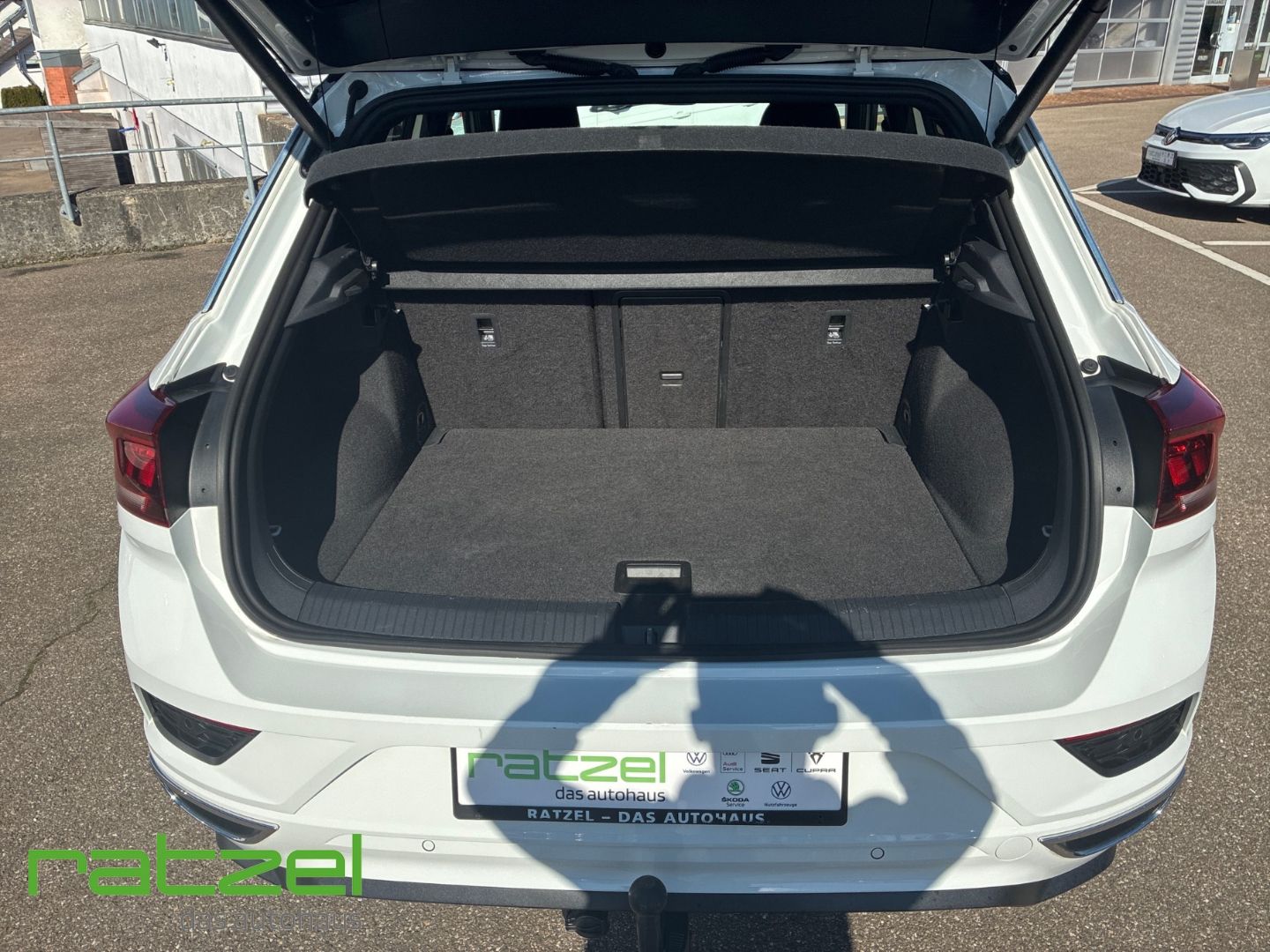 Fahrzeugabbildung Volkswagen T-Roc 1.5 TSI DSG R-Line RFK Navi AHK abnehmbar