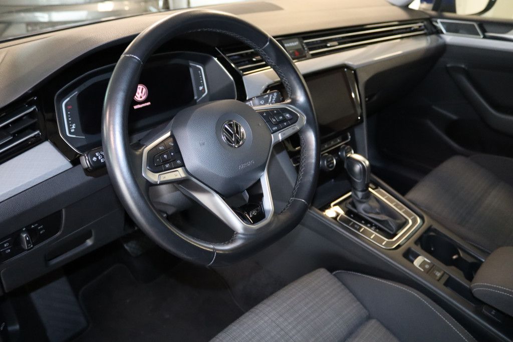 Fahrzeugabbildung Volkswagen Passat 2.0 TDI R-Line-Virtual-Kamera-NAV-ACC-LED
