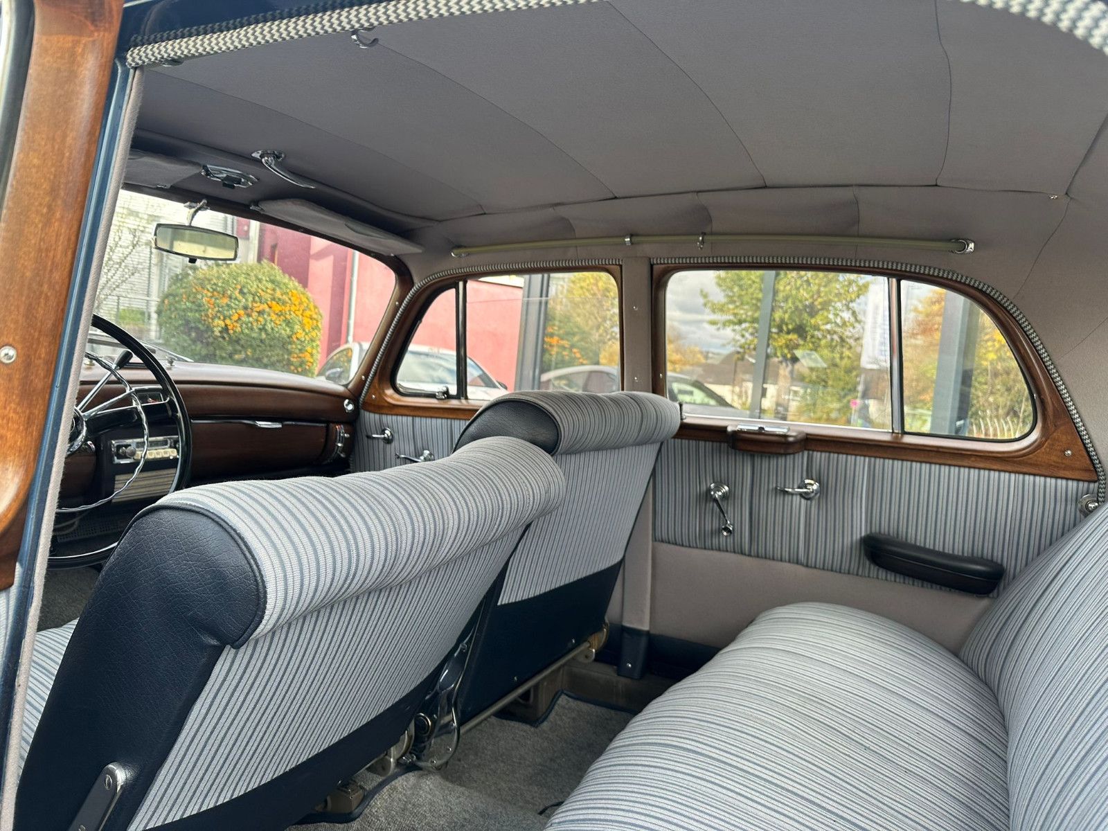 Fahrzeugabbildung Mercedes-Benz 220 S Ponton aus dem Jahr 1956