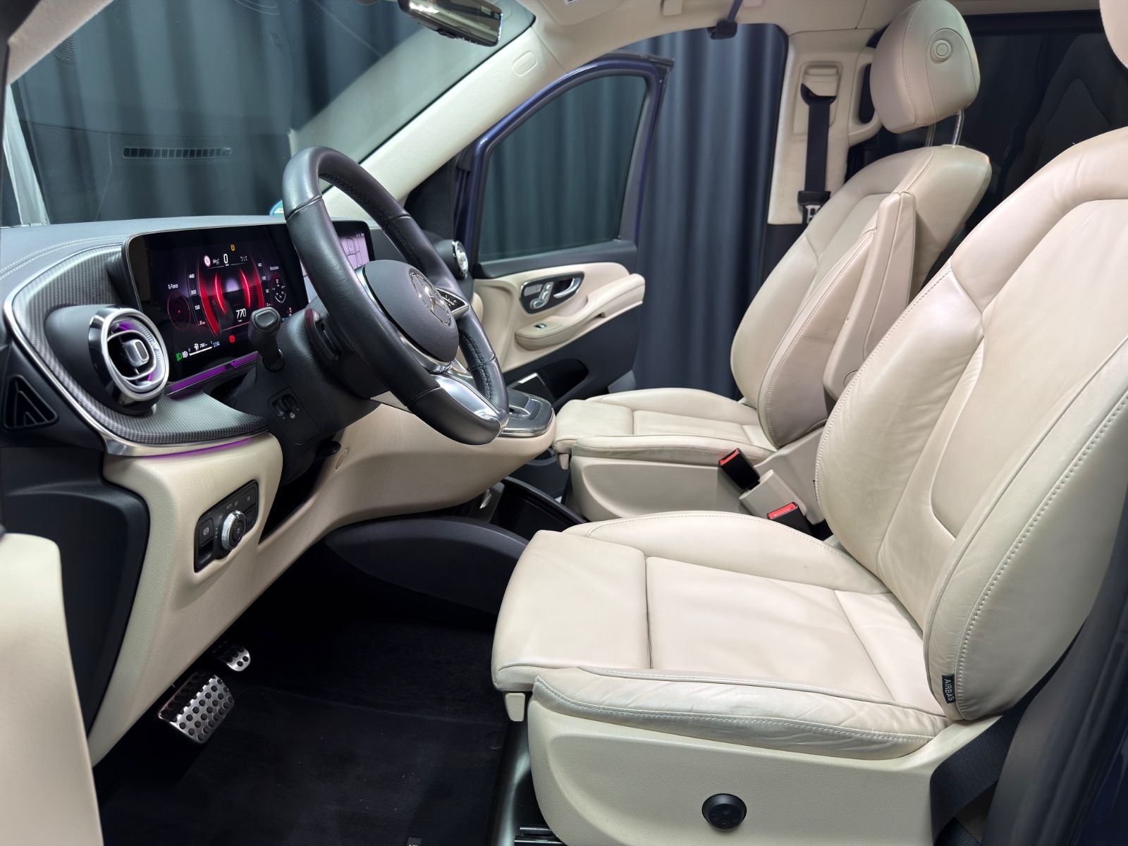 Fahrzeugabbildung Mercedes-Benz V250d lang EXCLUSIVE|AMG|BURMESTER|PANO|ACC|360°