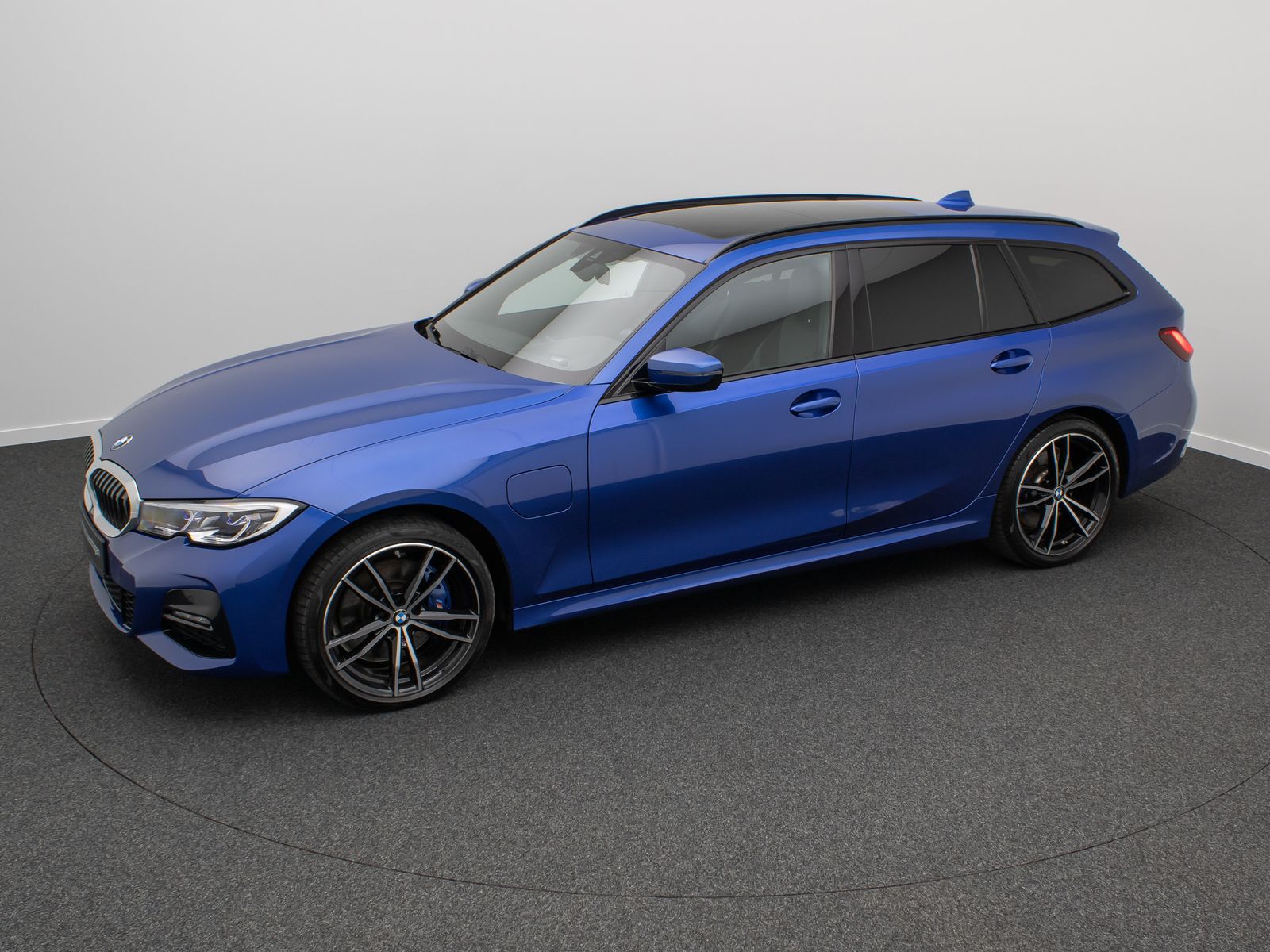 Fahrzeugabbildung BMW 330e xD M Sport Kamera DAB Laser HUD Panoram 19"