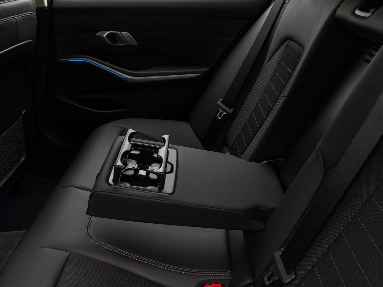 Fahrzeugabbildung BMW 330e Kamera DAB HiFi DrivingAssist Alarm Sport