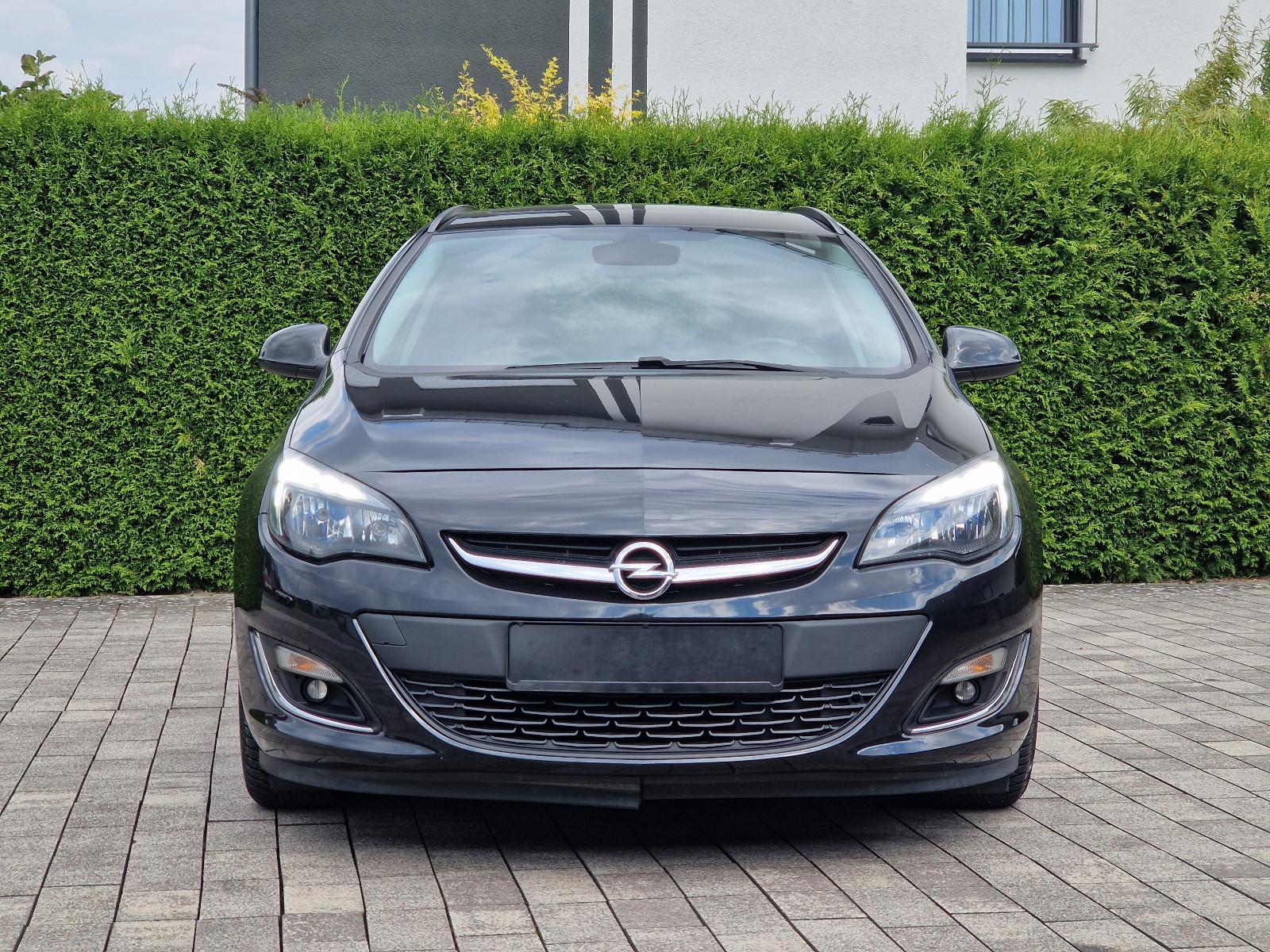 Opel Astra 2013 — вигляд ззаду