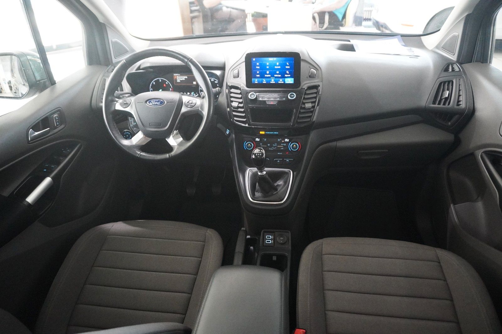 Fahrzeugabbildung Ford Grand Tourneo CONN. 1.5D TITANIUM 7-SITZ NAVI/SH