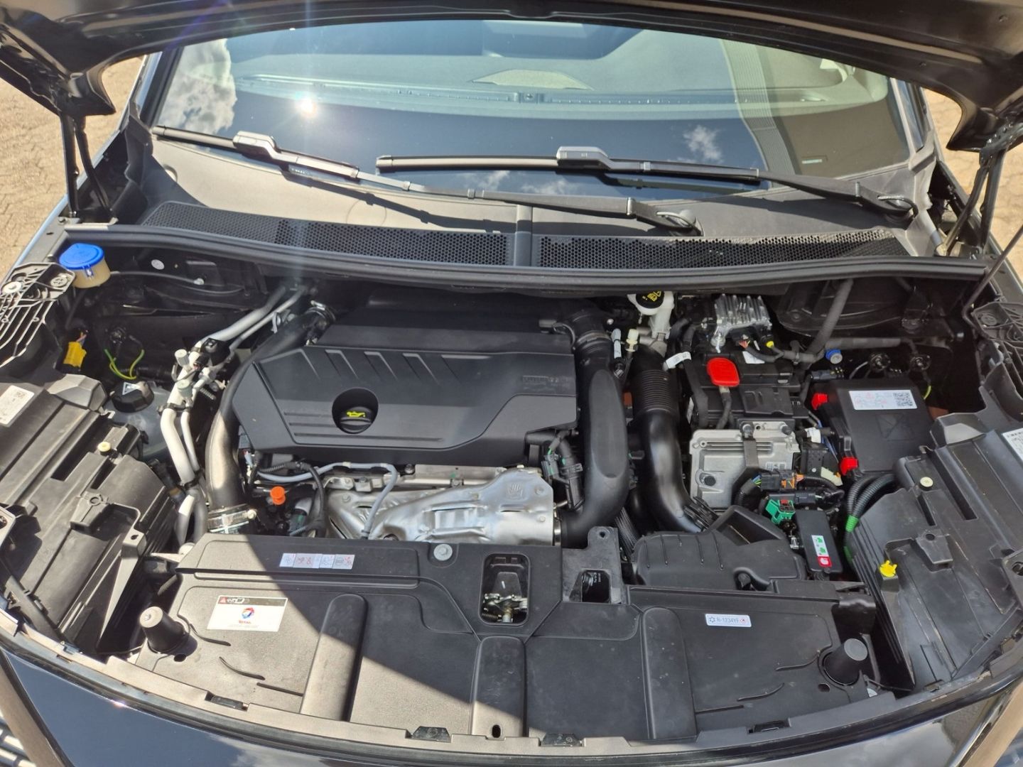 Fahrzeugabbildung Peugeot 3008 Hybrid4 300 GT 1.6 El. Panodach Navi Digita