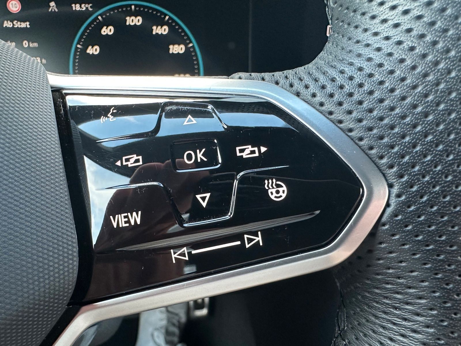 Fahrzeugabbildung Volkswagen Touareg 3.0 V6 TDI 4M R-Line NAV+LED+20ZOLL+AHK
