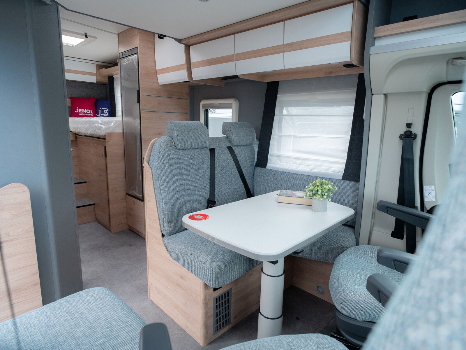 Fahrzeugabbildung Dethleffs Just Camp T 6812 EB Hubbett, Lithium, Rahmenfen.