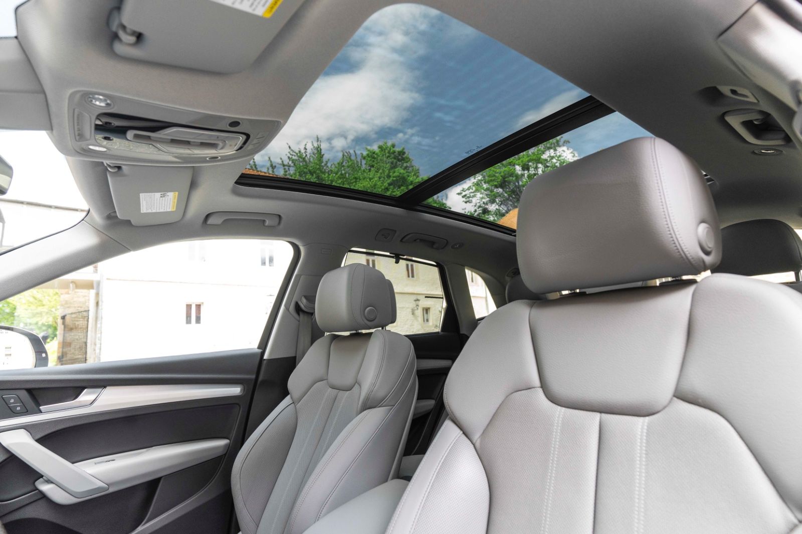 Fahrzeugabbildung Audi Q5 TFSI QUATTRO S-LINE PANO LED KAM NAV SZH SZB