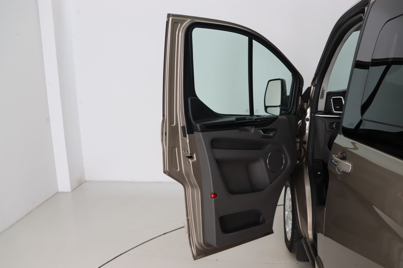 Fahrzeugabbildung Ford Tourneo Custom 2.0 L2 Lang Titanium Black Series