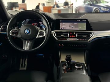 Fahrzeugabbildung BMW 330e xD M Sport Panorama Kamera HUD HiFi AHK 19"