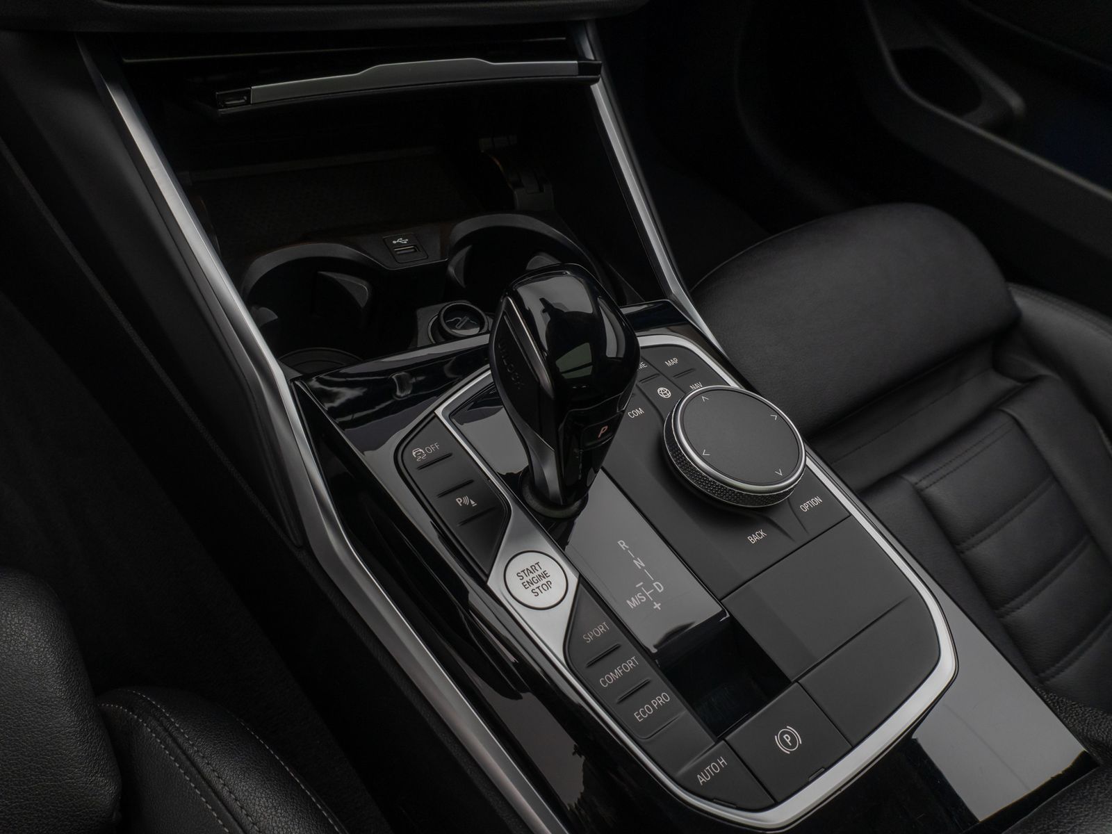 Fahrzeugabbildung BMW 320d  Luxury Line Panorama Kamera DAB AHK Alarm