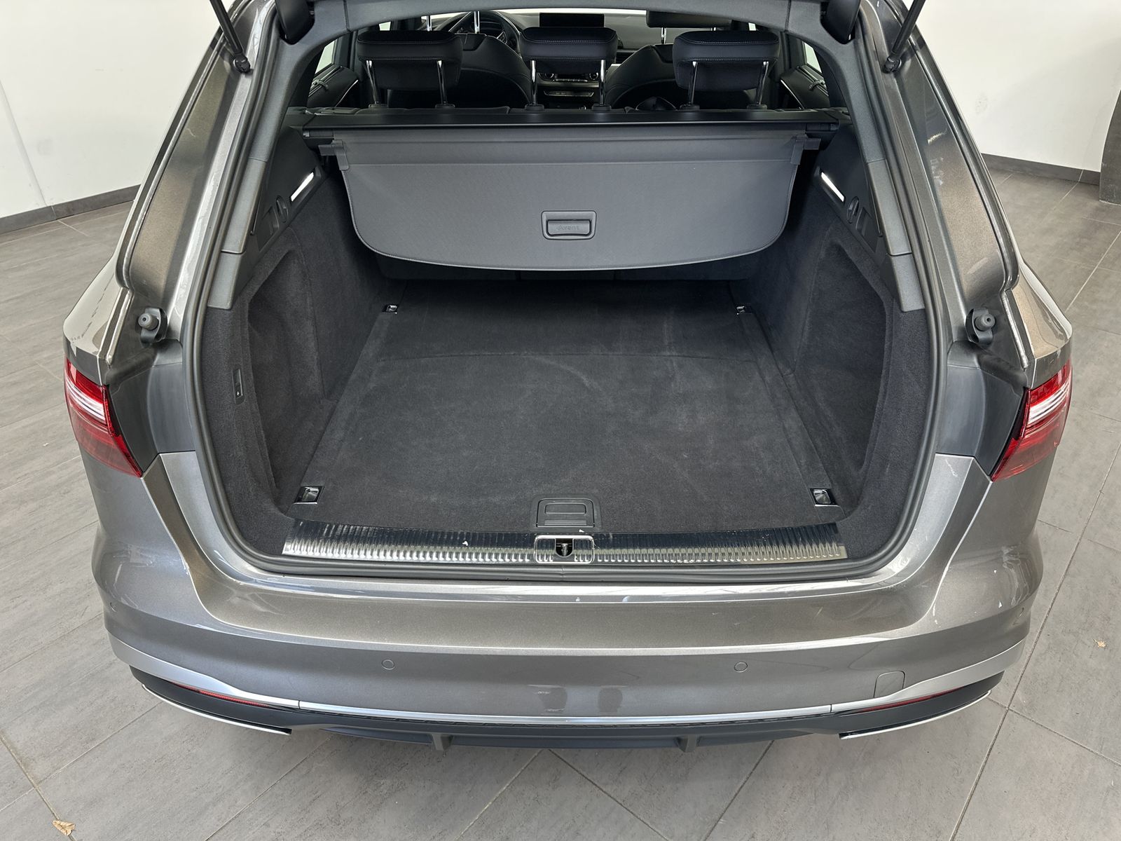 Fahrzeugabbildung Audi A4 Avant 45 TFSI Qu S-Line NAV+LED+AHK+1HD+19ZO