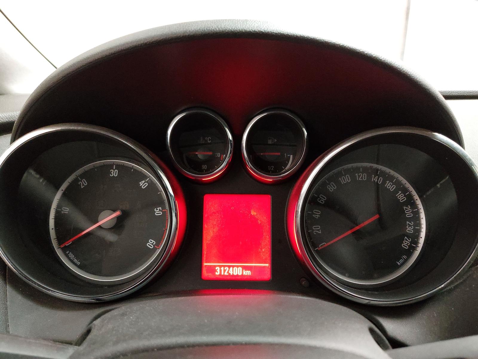 Opel Astra 2012 — photo 20