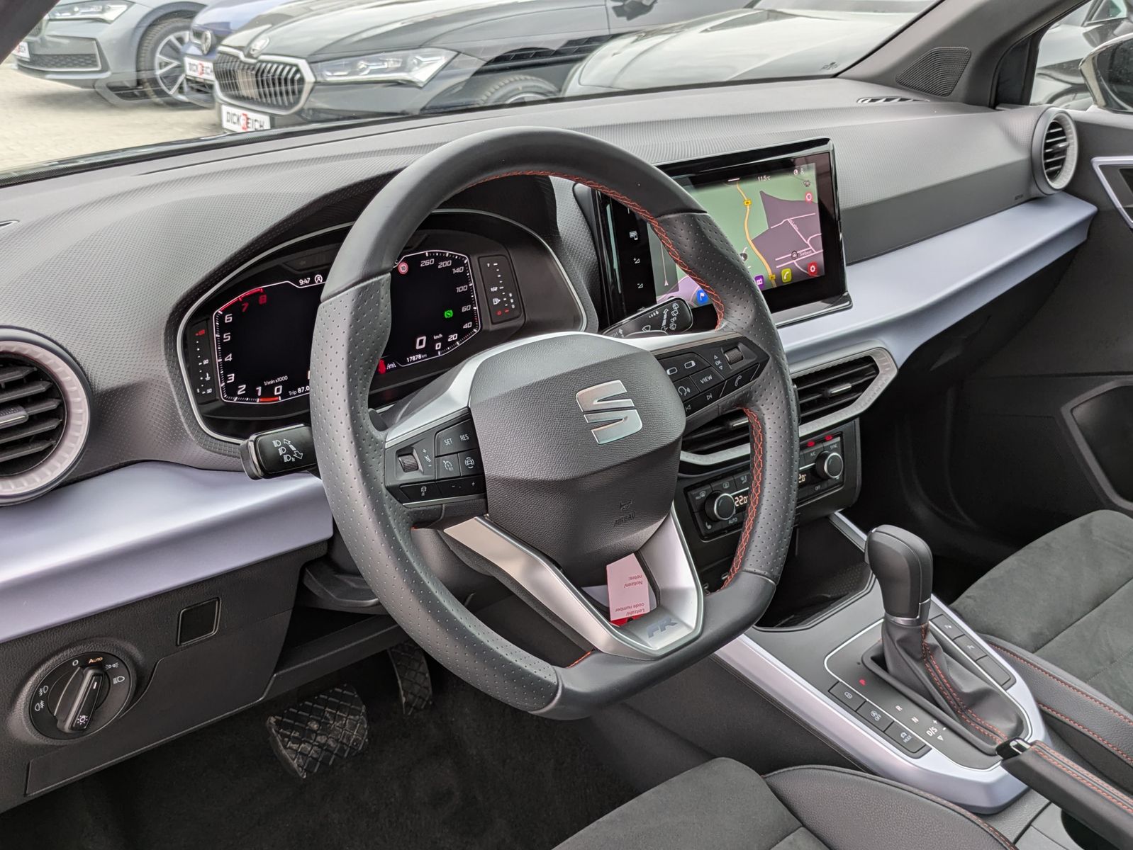 Fahrzeugabbildung SEAT Arona 1.0 TSI FR DSG AHK*ACC*LED*APP*DAB*KAMERA