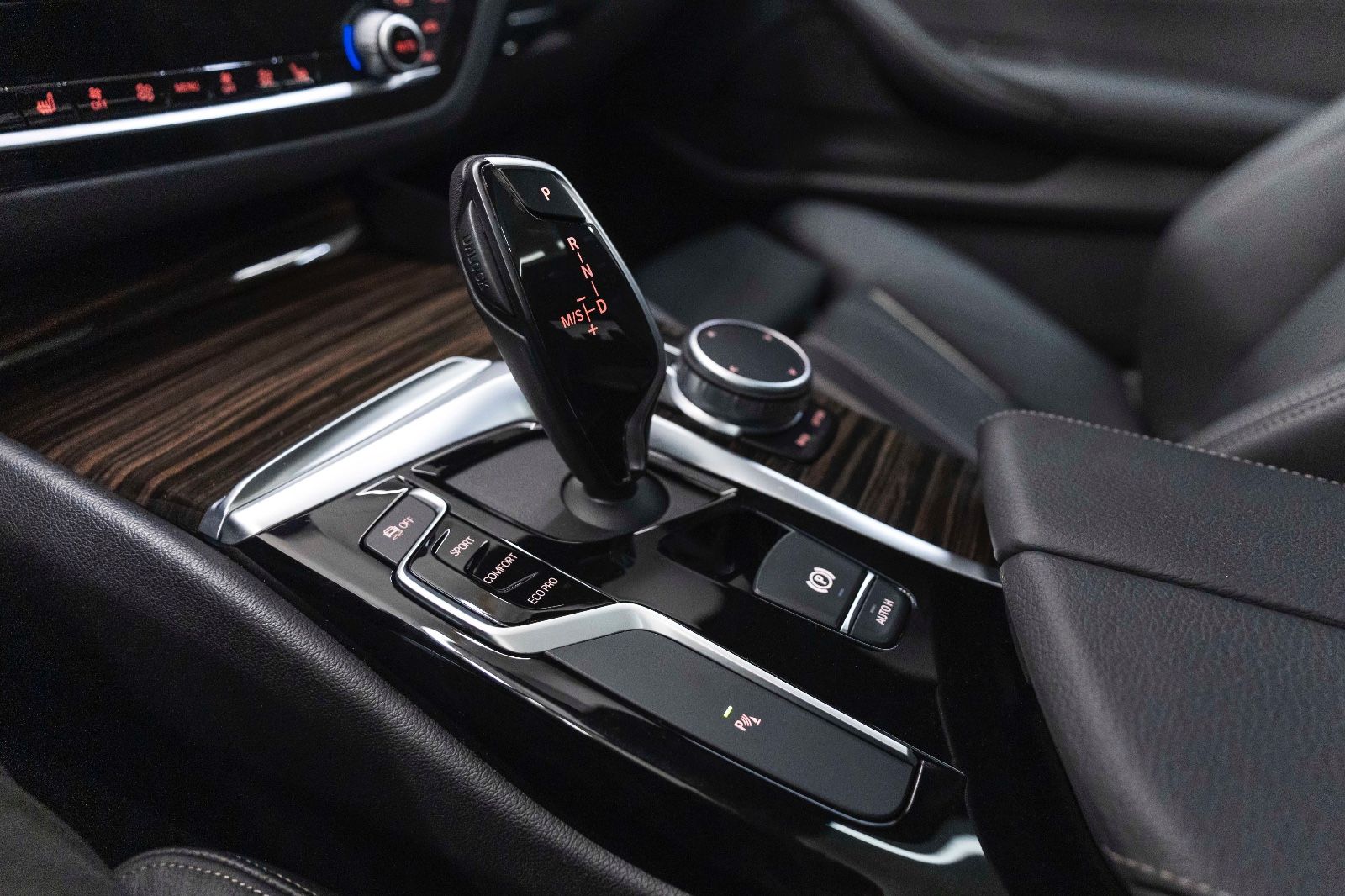 Fahrzeugabbildung BMW 530i xDrive M-Performance HUD LED KAM TOTW NAV