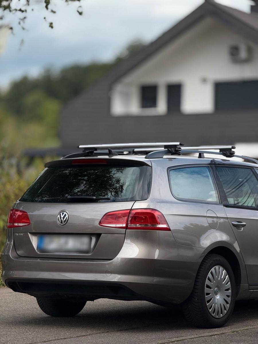 Volkswagen Passat 2011 — rear view