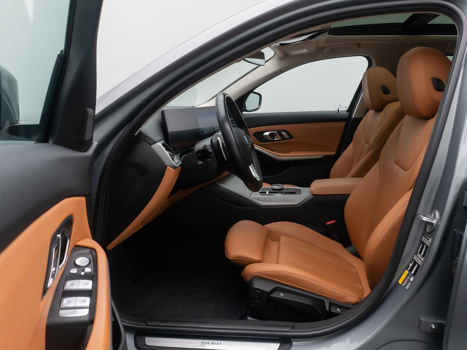 Fahrzeugabbildung BMW 320e Individual DAB HiFi Panorama Sport Leder