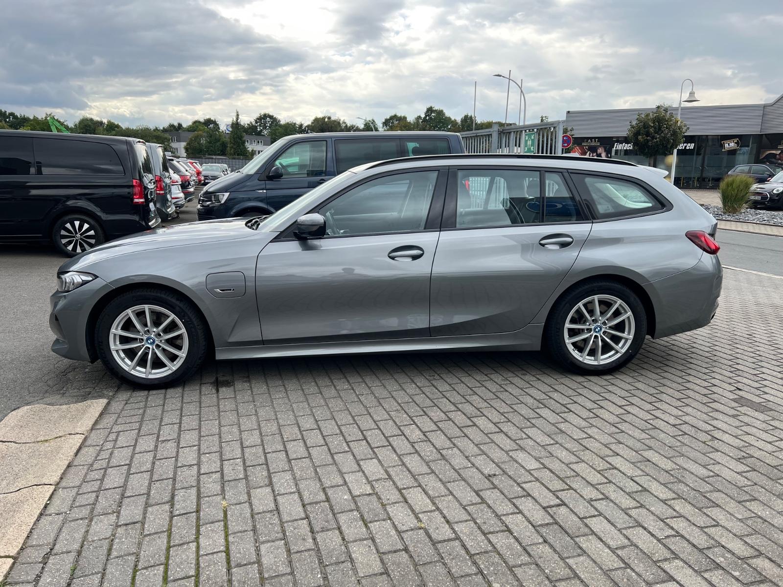 BMW 330e Touring ACC+AHK+Spur+Sportsitze Sensatec