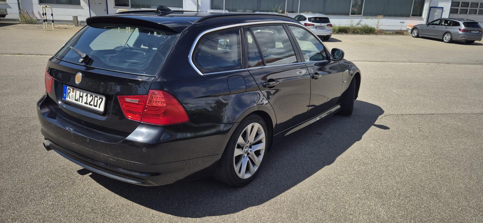 BMW 320 2010 — interior