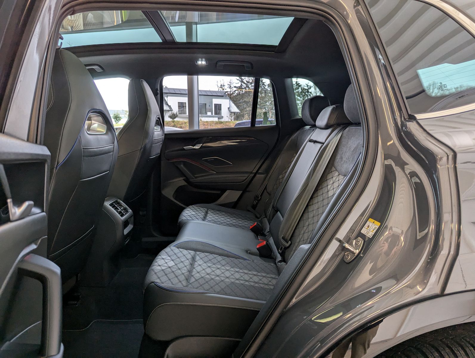 Fahrzeugabbildung Volkswagen Tiguan 2.0TDI R-Line 4M Pano H/K AHK Matrix 20"