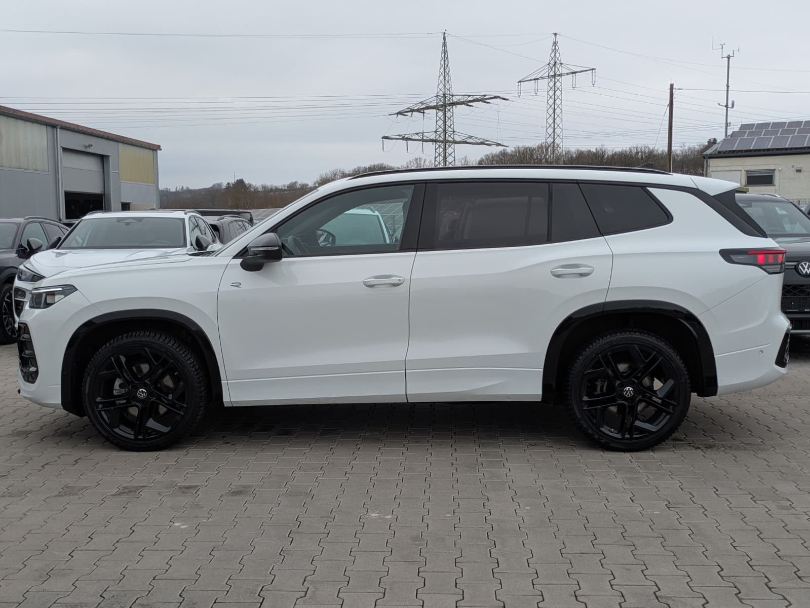 Fahrzeugabbildung Volkswagen Tayron 2.0 TDI 4M R-Line BLACK*7Si*MATRIX*PANO