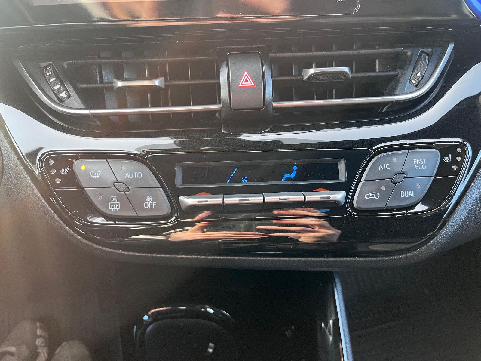 Fahrzeugabbildung Toyota C-HR Style