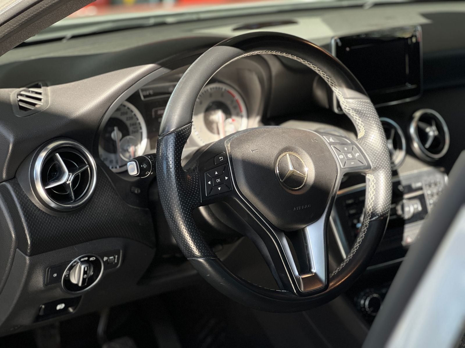 Fahrzeugabbildung Mercedes-Benz A 180 BlueEfficiency KLIMA NAV PDC SHZ ALU