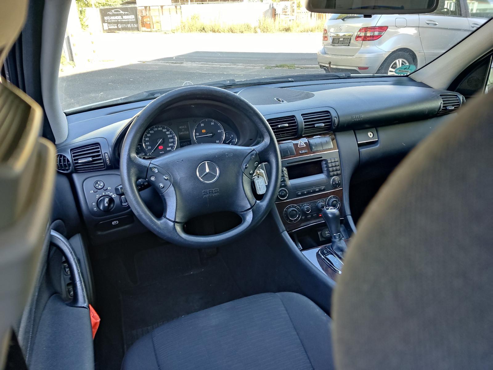 Mercedes-Benz C220 2006 — rear view