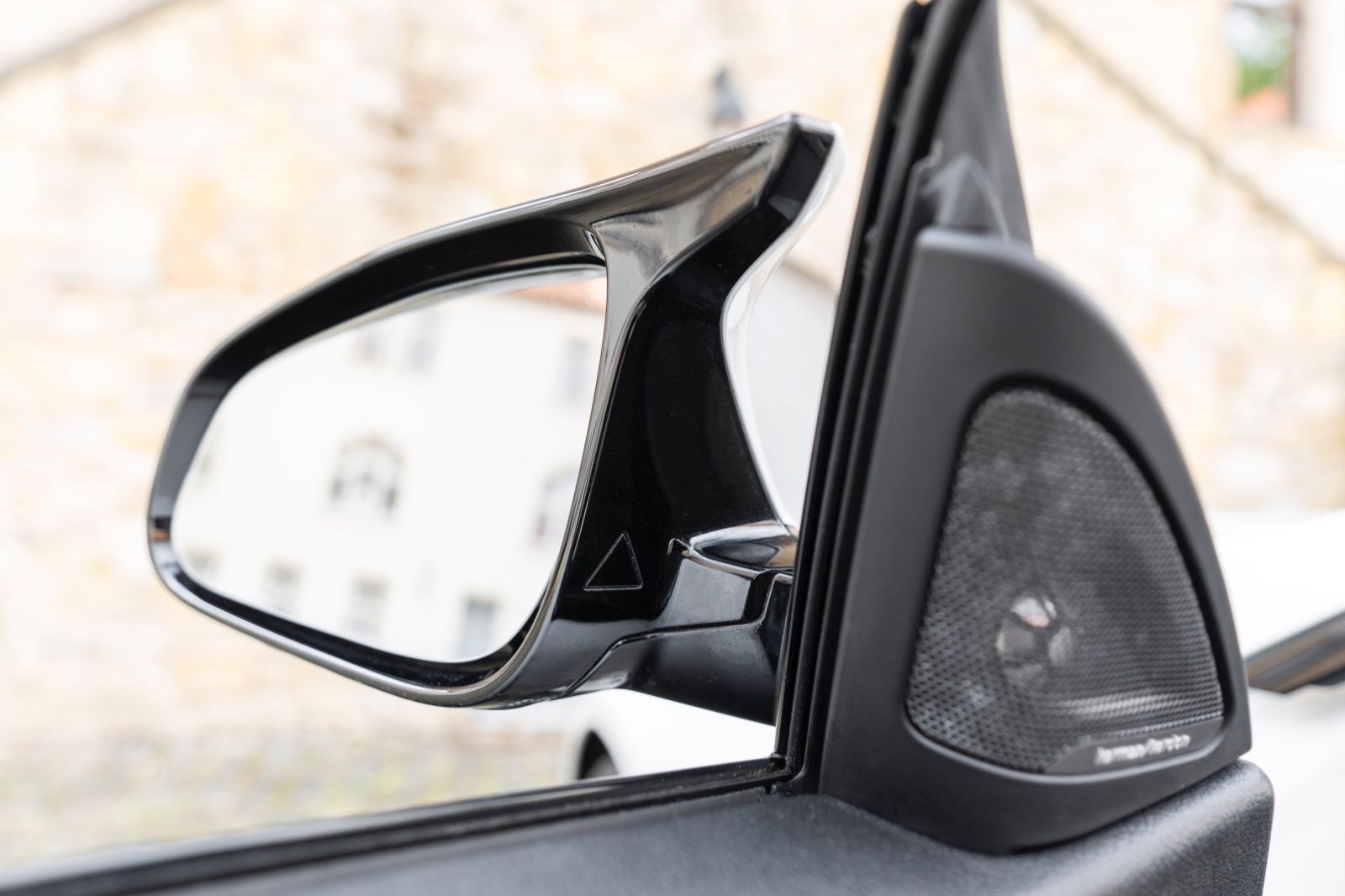 Fahrzeugabbildung BMW M4 Kabrio HUD LED KAM TOTW H&K DKG PDC CARBON