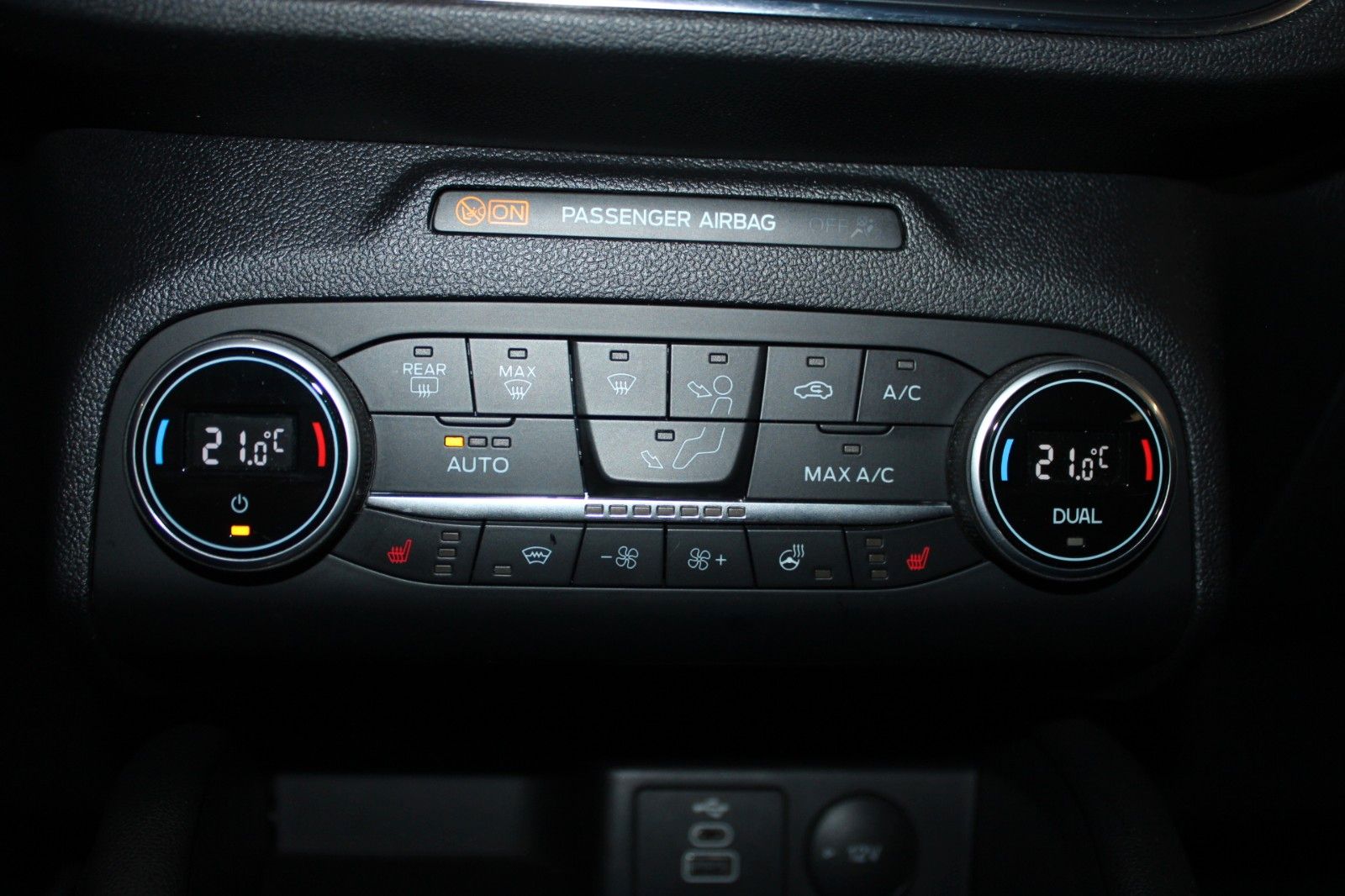 Fahrzeugabbildung Ford Kuga PHEV Aut. Titanium LED NAVI WinterPaket