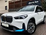 BMW iX1 xDrive30 PANO*AHK*Massage*DA-Prof*H&K*360° - BMW iX1 mit Panoramadach