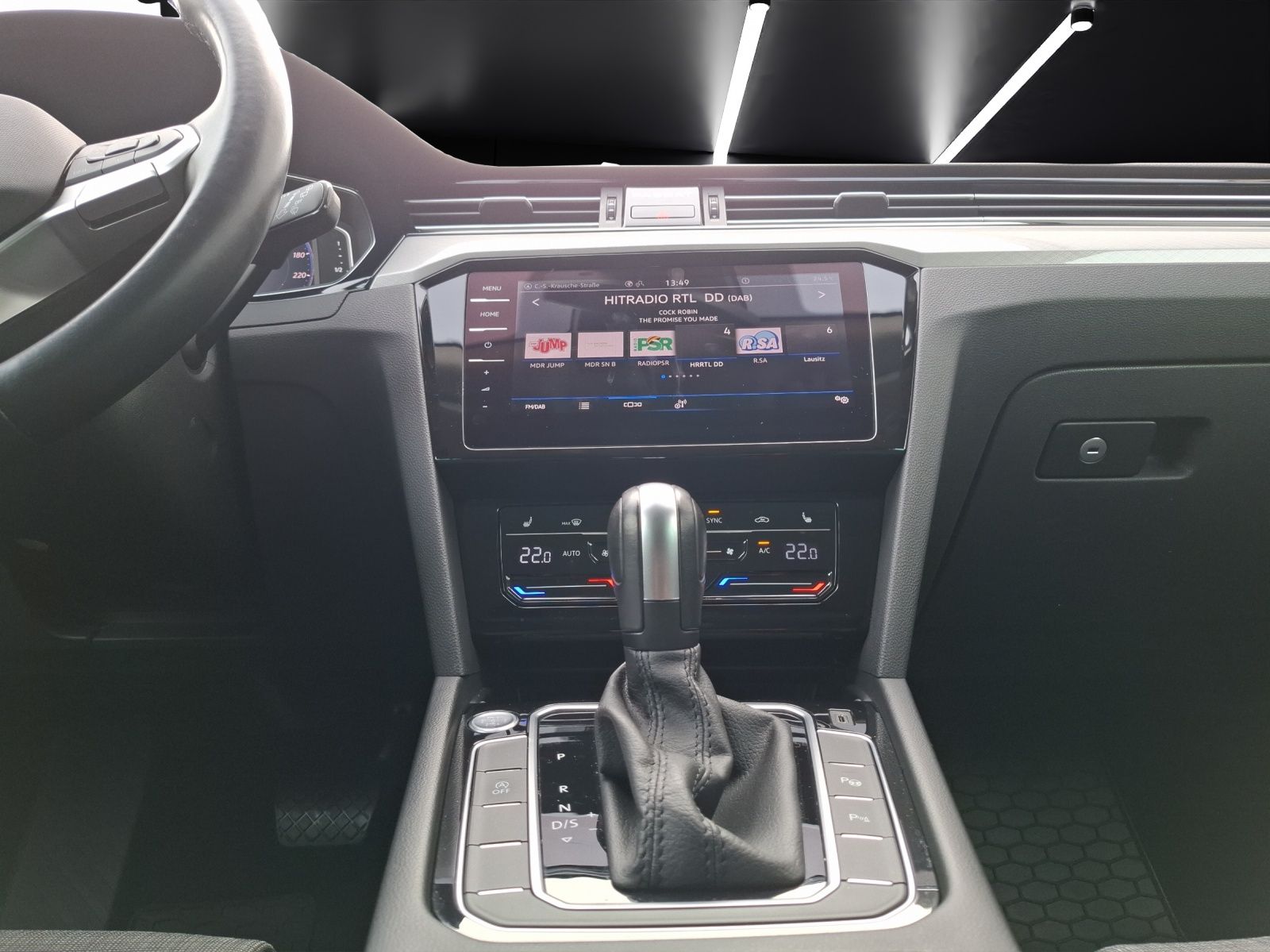 Fahrzeugabbildung Volkswagen Passat Variant TDI Business DSG LED AHK Navi AID