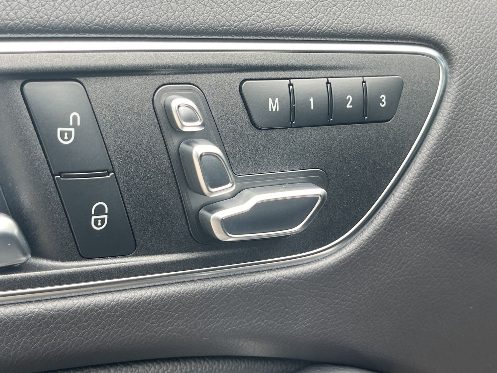 Fahrzeugabbildung Mercedes-Benz GLA 180 AMG-LINE*NIGHT-PAKET*LED*KEYLESS*LEDER**