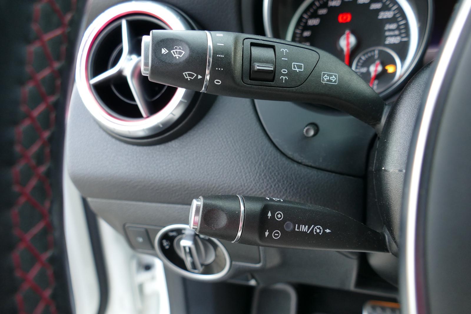 Mercedes-Benz CLA 200 AMG Line LED Navi Panorama Tempomat PDC
