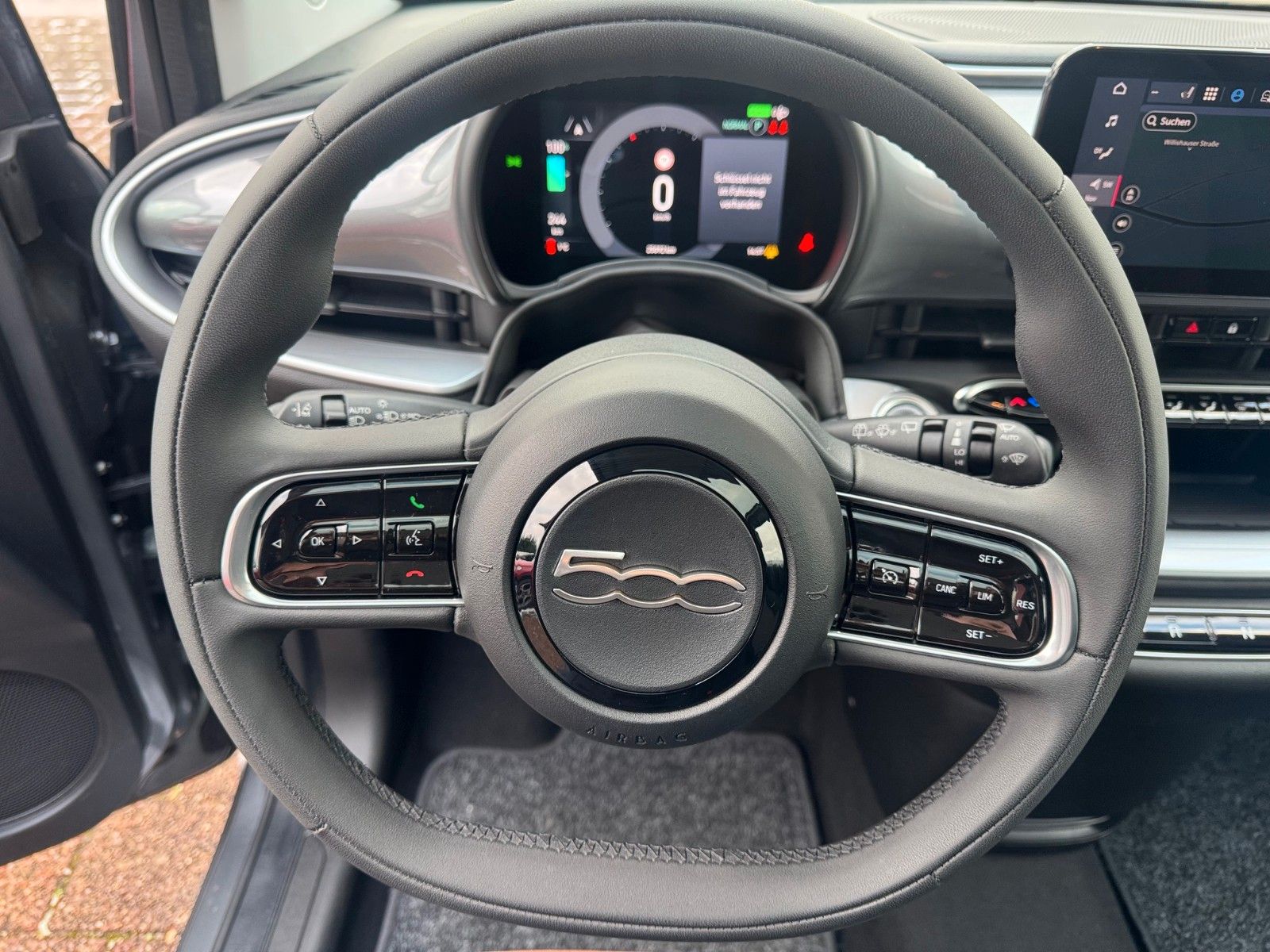 Fahrzeugabbildung Fiat 500e ICON NAVI KAMERA SITZHEIZUNG CARPLAY GLASDA