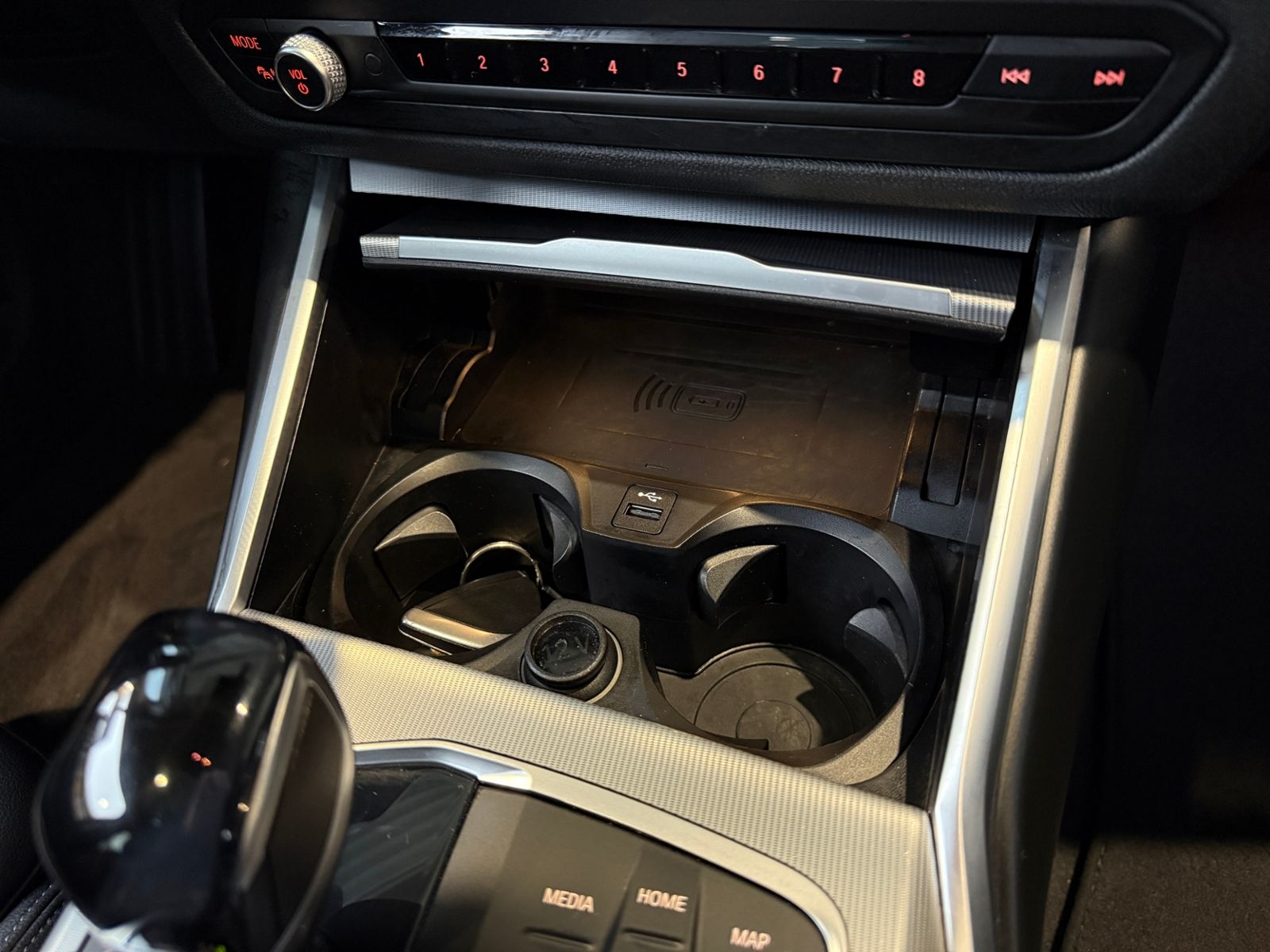 Fahrzeugabbildung BMW 320i Touring Sport Line PANO ACC LASER RFK