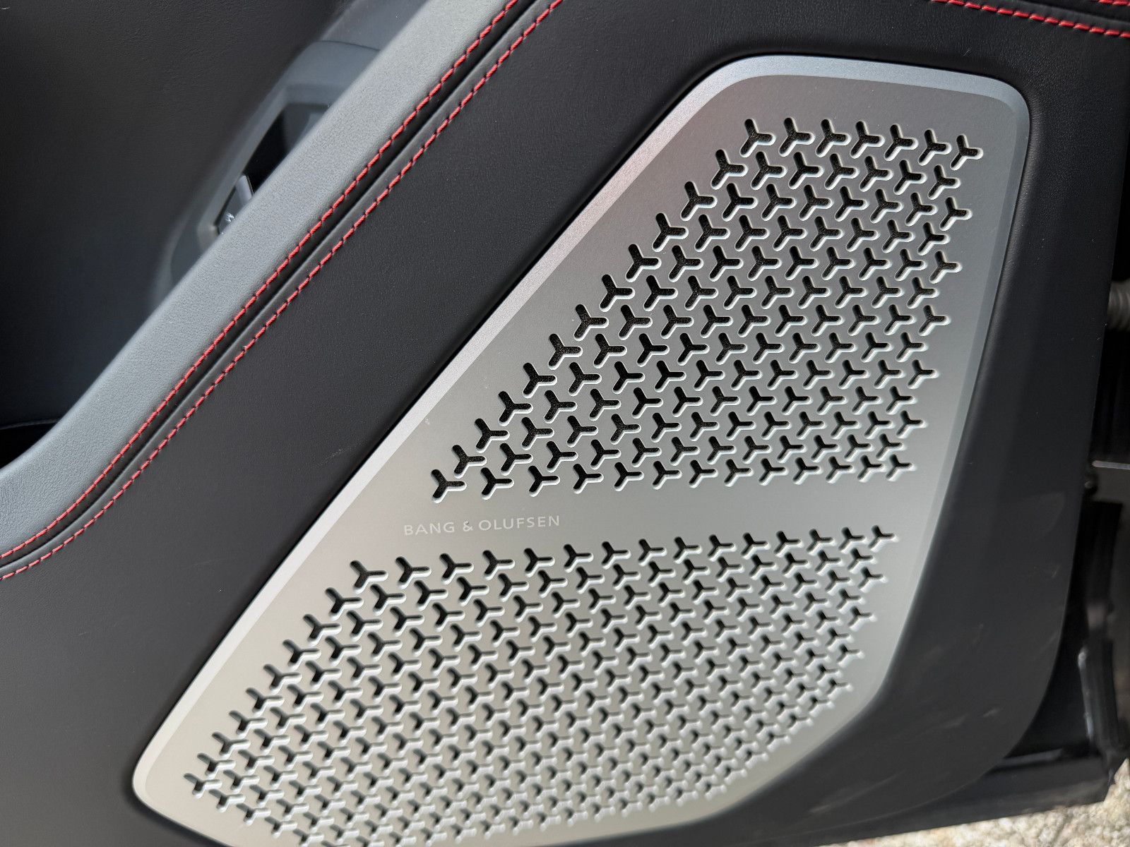 Fahrzeugabbildung Lamborghini Urus/PANO/23ZOLL/B&O-3D/360KAM/HEAD-UP